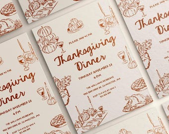 Puede incluir: Una invitación a una cena de Acción de Gracias con fondo blanco y marrón. La invitación presenta una fuente manuscrita en marrón que dice "Thanksgiving Dinner" e incluye detalles sobre el evento, como la fecha, la hora y la ubicación. La invitación está decorada con ilustraciones de calabazas, velas y un pavo.