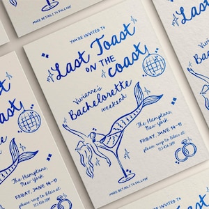 Może przedstawiać: Błękitna i biała karta z zaproszeniem z tekstem "Last Toast on the Coast" i ilustracją syreny. Zaproszenie na weekendowy wiecz&oacute;r panieński w The Hamptons, Nowy Jork, w piątek, 14-17 czerwca.