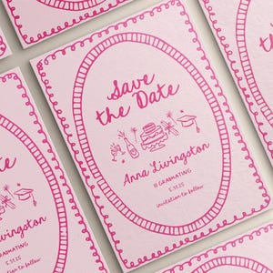 Hand gezeichnete Abschlussfeier Save The Date Vorlage | Rosa Save the Date Karte | Wunderliche Abschlussfeier | 100% Farbe bearbeitbar | Leinwand