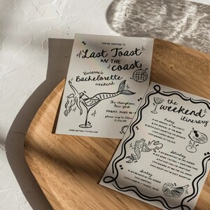 Może przedstawiać: Czarno-białe ilustrowane zaproszenie na wiecz&oacute;r panieński w Hamptons, Nowy Jork. Zaproszenie przedstawia syrenę w kieliszku martini i tekst "Last Toast on the Coast". Harmonogram zawiera listę zajęć na piątek, sobotę i niedzielę.