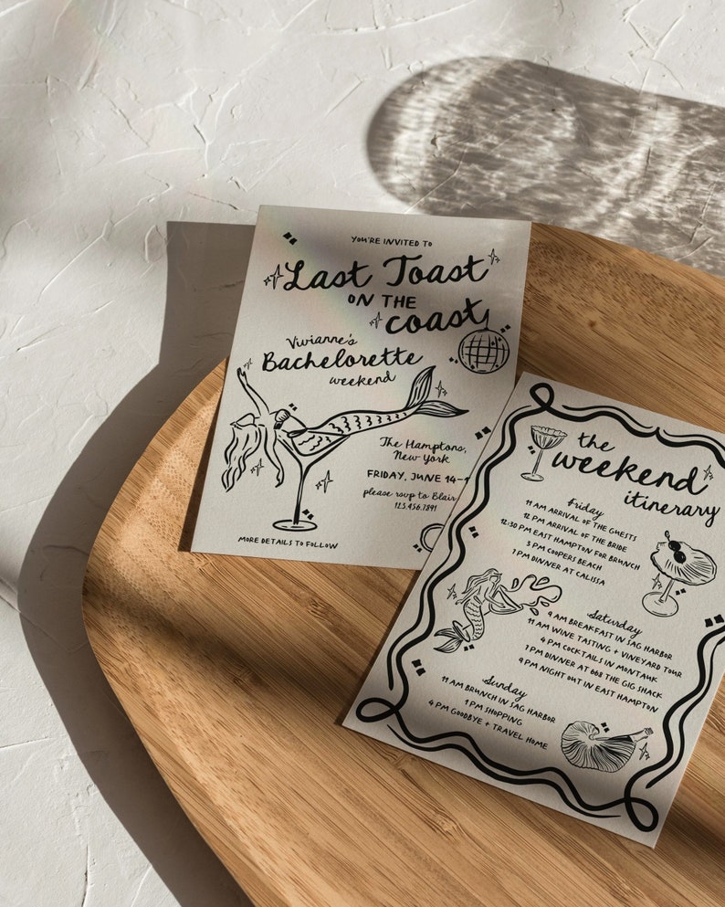 Może przedstawiać: Czarno-białe ilustrowane zaproszenie na wiecz&oacute;r panieński w Hamptons, Nowy Jork. Zaproszenie przedstawia syrenę w kieliszku martini i tekst "Last Toast on the Coast". Harmonogram zawiera listę zajęć na piątek, sobotę i niedzielę.