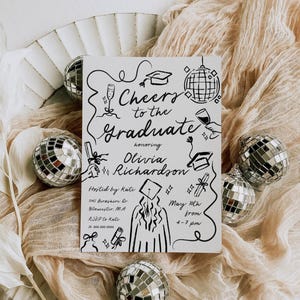 Puede incluir: Una invitaci&oacute;n a una fiesta de graduaci&oacute;n en blanco y negro con una ilustraci&oacute;n dibujada a mano de un gorro de graduaci&oacute;n, una bola de discoteca, una copa de vino y un graduado. El texto dice "Cheers to the Graduate honoring Olivia Richardson. Hosted by Kate 1145 Birkshire Dr Gloucester, MA RSVP to Kate 10 000 000 0000 May 10th from 4-7 pm"