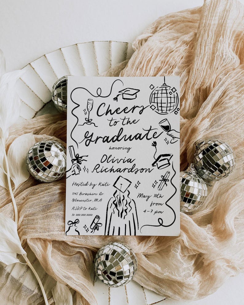Puede incluir: Una invitaci&oacute;n a una fiesta de graduaci&oacute;n en blanco y negro con una ilustraci&oacute;n dibujada a mano de un gorro de graduaci&oacute;n, una bola de discoteca, una copa de vino y un graduado. El texto dice "Cheers to the Graduate honoring Olivia Richardson. Hosted by Kate 1145 Birkshire Dr Gloucester, MA RSVP to Kate 10 000 000 0000 May 10th from 4-7 pm"