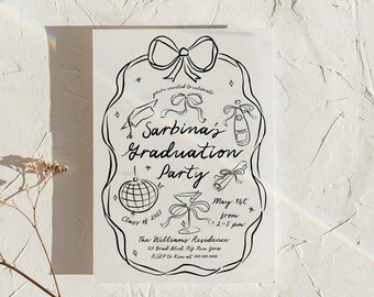 Peut inclure: Une invitation à une fête de graduation en noir et blanc avec une illustration dessinée à la main d'un chapeau de graduation, une bouteille de champagne, une boule disco, un verre à martini et un diplôme. Le texte indique "Vous êtes invités à célébrer la fête de graduation de Sarbina, Classe de 2025, le 31 mai de 14h à 17h, The Williams Residence, 123 Grad Blvd, NY New York, RSVP à Kim au 000 000 0000."