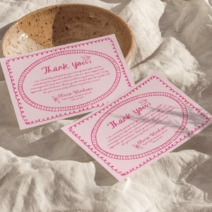 Pode incluir: Dois cartões de agradecimento cor-de-rosa com uma borda cor-de-rosa e branca e um oval cor-de-rosa com um chapéu de formatura e o texto "Obrigado". O texto no oval diz "Estou incrivelmente grata pelo seu presente atencioso e por celebrar este marco especial comigo. Seu apoio e incentivo foram fundamentais na minha jornada e realmente aprecio sua gentileza. Obrigado por ser meu amigo. Gosto de pensar que você está celebrando comigo à sua maneira e realmente aprecio que você considere meus desejos.  Olivia Windsor.  Nightingale Academy. Classe de 2023."