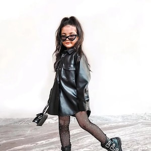 Blotona Lovely Girls Herbst Winter Kleid Mantel, Langarm Reverskragen geknöpft Oberschenkel lange Leder Oberbekleidung mit Tasche 2-7Y