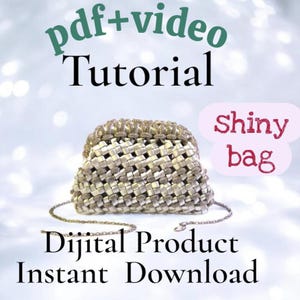 Può includere: Una borsa argentata intrecciata con una tracolla a catena. L'immagine include il testo "Shiny bag", "pdf+video Tutorial" e "Dijital Product Instant Download".