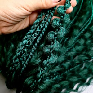 Groene ombre gekrulde synthetische dreads: DE-vlechten, tijdelijke golven (50 dubbelzijdig)