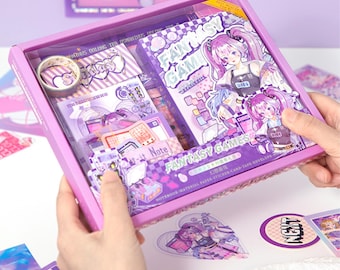 Peut inclure: Un coffret de papeterie violet intitulé Fantasy Games, contenant un carnet, du ruban adhésif washi, des autocollants et des cartes. L'emballage présente des illustrations de personnages style anime dans des tons violets et roses.