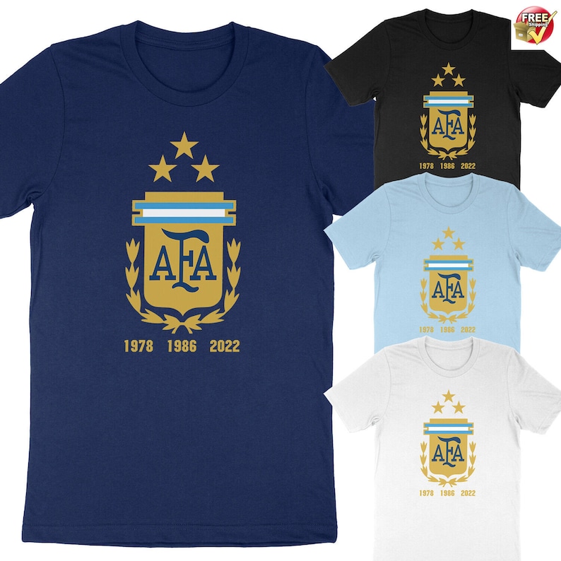 Op de afbeelding: Een marineblauw t-shirt met een gouden wapenschild met de letters "AFA" en drie gouden sterren. Het wapenschild is omgeven door een gouden lauwerkrans. De tekst "1978 1986 2022" is onder het wapenschild gedrukt.