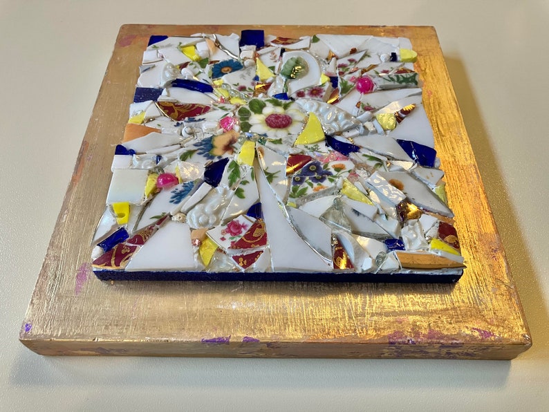 Mosaïque florale faite à la main avec des matériaux vintage, des céramiques, des émaux vénitiens et des perles. Socle en bois doré à la feuille d'or. image 5