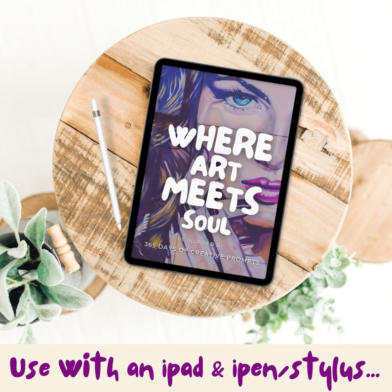 Pu&ograve; includere: Un tablet digitale che mostra un design grafico colorato con il testo "Where Art Meets Soul" e "365 Days of Creative Prompts".