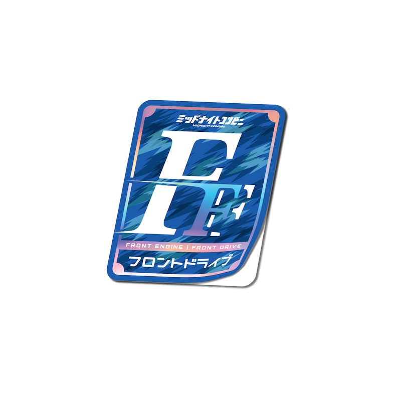 Op de afbeelding: Een blauwe en witte sticker met een gestileerde letter "E" in het midden. De sticker heeft een holografische afwerking en de tekst "FRONT ENGINE | FRONT DRIVE" en "フロントドライブ" in het Japans.
