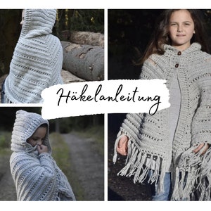 Puede incluir: Un poncho de crochet gris con capucha y flecos. El poncho se muestra siendo usado por un niño en un entorno de bosque. El texto "Häkelanleitung" es visible en la imagen.