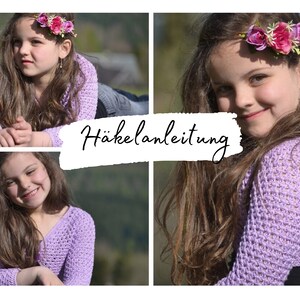 Puede incluir: Una niña pequeña con un top de ganchillo lavanda de manga larga y una corona de flores. La imagen está dividida en tres secciones, con la niña en diferentes poses. El texto "Häkelanleitung" está escrito en blanco sobre un fondo negro en el centro de la imagen.