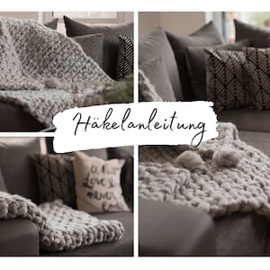 Könnte beinhalten: Eine graue, grob gestrickte Wolldecke, die über einem grauen Sofa mit Kissen drapiert ist. Der Text "Häkelanleitung" ist in Weiß auf weißem Hintergrund geschrieben.