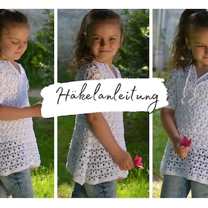 Puede incluir: Un top blanco de crochet con cuello en V y mangas cortas. El top tiene un patrón de crochet y lo lleva una niña. La imagen incluye el texto "Häkelanleitung" en alemán.