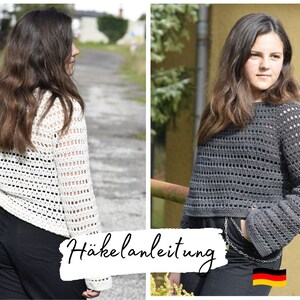 Puede incluir: Dos tops de crochet, uno blanco y otro gris, con un patrón de crochet calado. Los tops son cortos y tienen mangas largas. La imagen incluye el texto "Häkelanleitung" en alemán.