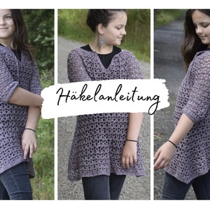Puede incluir: Una niña lleva una blusa de crochet morada con cuello en V y mangas 3/4. La blusa tiene un patrón de encaje y se muestra en tres poses diferentes. La imagen incluye el texto "Häkelanleitung" en alemán.