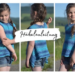 Puede incluir: Una niña lleva una blusa de crochet azul y turquesa con un dobladillo festoneado. La blusa es holgada y sin mangas. La niña está de pie en un campo con hierba verde y árboles en el fondo. El texto "Häkelanleitung" está escrito en blanco sobre un fondo blanco.