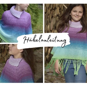 Puede incluir: Un poncho de crochet con un degradado de colores morado, azul y verde. El poncho tiene un cuello alto y flecos en la parte inferior. La imagen incluye el texto "Häkelanleitung" que significa instrucciones de crochet en alemán.