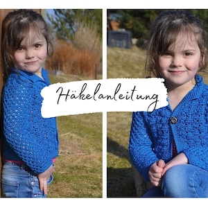 Puede incluir: Una niña pequeña lleva una chaqueta de punto de ganchillo azul con cierre de botón. La chaqueta tiene un patrón de encaje y la niña sonríe. La imagen incluye el texto "Häkelanleitung", que en alemán significa instrucciones de ganchillo.
