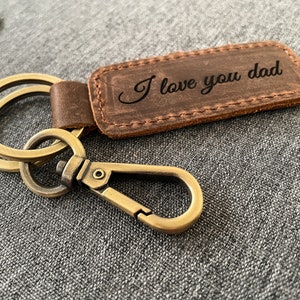 Porte-clés en cuir gravé personnalisé : cadeau personnalisé pour lui, maman, papa ou les nouveaux conducteurs | Cadeau parfait pour un mariage ou une occasion spéciale pour un père