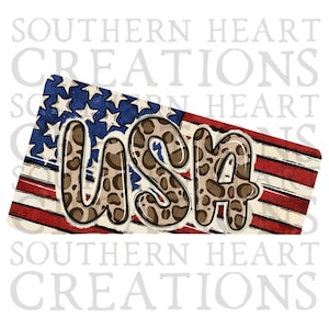 Puede incluir: Un diseño rectangular con la bandera estadounidense con un efecto desgastado. La palabra "USA" se muestra en una fuente con estampado de leopardo, delineada en negro. El fondo incluye el texto "SOUTHERN HEART CREATIONS".