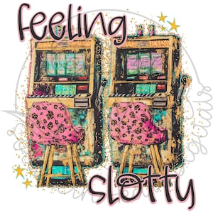 Può includere: Illustrazione digitale di due slot machine con sedie rosa con stampa leopardata. Le macchine sono oro e verde acqua con le parole "feeling slotty" in corsivo rosa e nero. Stelle dorate e glitter accentuano il design.