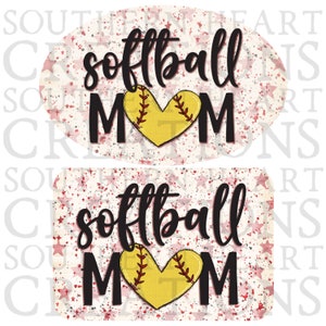 Könnte beinhalten: Zwei Designs für eine Softball-Mama-Sublimationsgrafik. Beide Designs haben einen weißen Hintergrund mit roten Sternen und rosa Spritzern. Der Text "Softball Mom" ist in Schwarz mit einem gelben Softball-Herz in der Mitte.