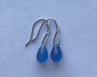 Raindrop small dangle earrings