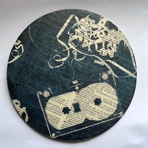 Impressão de arte original estilo LP de cassete retrô em madeira - decoração de parede redonda vintage de 6 pol.