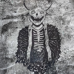 モンスター 角のある司祭 マントをまとった悪魔 モノプリント | 謎の角のある獣 | オリジナル ジェル プリントにインク | オリジナル アート 8x10