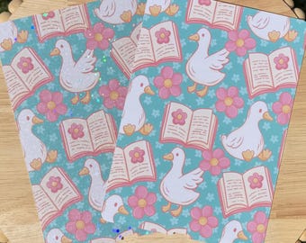 Insertion Kindle Bookish Goose | Pochette pour liseuse Floral Reader | Esthétique de lecture de canard mignon | Transparent ou holographique