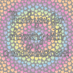 以下が含まれることがあります： 「Thank you for shopping with a small business!」のテキストが筆記体で書かれたデジタルグラフィック。背景は、小さなパステルカラーのハートがグレーの背景に散りばめられたパターンです。