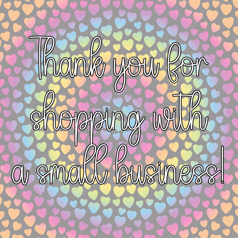 以下が含まれることがあります： 「Thank you for shopping with a small business!」のテキストが筆記体で書かれたデジタルグラフィック。背景は、小さなパステルカラーのハートがグレーの背景に散りばめられたパターンです。