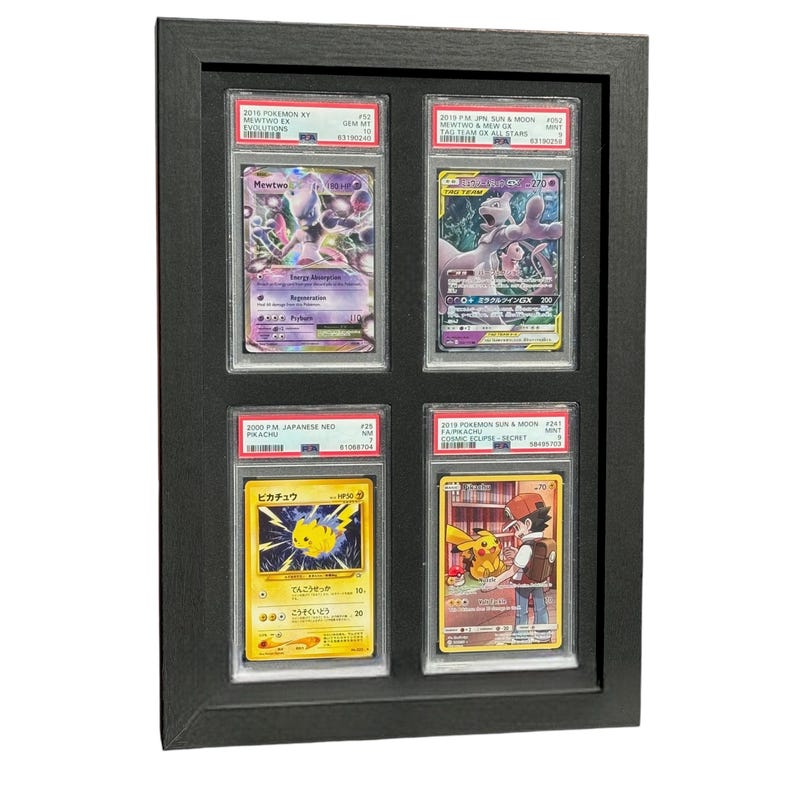 Op de afbeelding: Een zwart omrand display met vier beoordeelde Pok&eacute;mon-ruilkaarten. De kaarten tonen personages als Mewtwo en Pikachu. De kaarten zitten in beschermende houders, met zichtbare beoordelingsinformatie. Het frame is rechthoekig en heeft een eenvoudig, modern ontwerp.