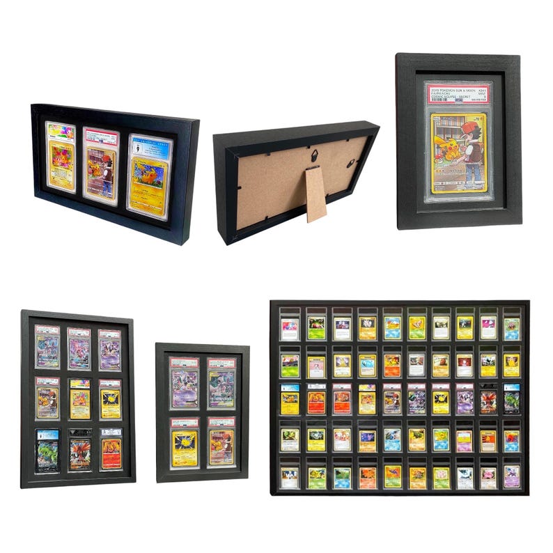 Op de afbeelding: Zwarte ingelijste display cases met verzamelkaarten. De cases vari&euml;ren in grootte en bevatten meerdere kaarten, sommige met individuele kaarten. De kaarten zijn zichtbaar door heldere beschermhoezen.