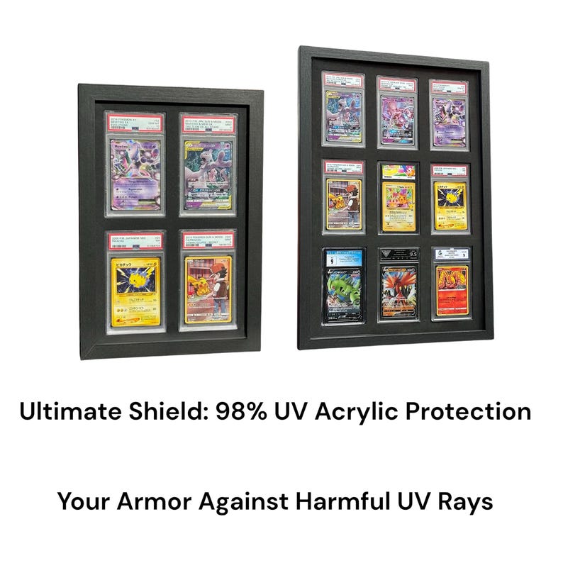 Op de afbeelding: Twee zwart omlijste displaykoffers met verzamelkaarten. De koffers hebben meerdere kaartsleuven, elk met een beoordeelde kaart. De tekst onderaan luidt "Ultimate Shield: 98% UV Acrylic Protection".