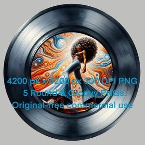 Op de afbeelding: Digitale kunstprint met een vrouw met een afro, een flared jeans en een zonnebril, geplaatst in een zwart vinyl record frame. De achtergrond heeft een kleurrijk, wervelend ontwerp. De afbeelding bevat de tekst "4200 px x 4200 px 300 DPI PNG".