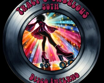 Op de afbeelding: Een cirkelvormige afbeelding met een metalen vinylplaat-rand met de tekst "TRACY'S FABULOUS 50TH" en "DISCO INFERNO" in het roze. Het midden toont een silhouet van een persoon op rolschaatsen tegen een levendige, veelkleurige achtergrond.