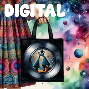Op de afbeelding: Een zwarte draagtas met een vinylplaatontwerp met een vrouw in een broek met wijde pijpen en plateauzolen. Het woord "DIGITAL" staat in witte blokletters boven de tas. De achtergrond is een kleurrijke aquarelmelkweg.