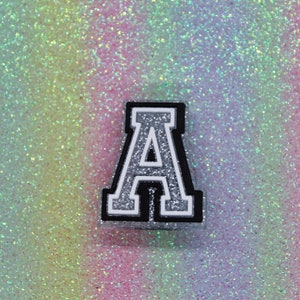 Charms de cocodrilo con letras del alfabeto de plata