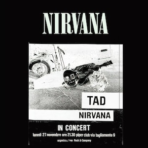 Peut inclure: Affiche de concert en noir et blanc pour Nirvana. Le nom du groupe est en haut, avec une image d'une personne avec une guitare et le texte "TAD NIRVANA IN CONCERT". L'affiche inclut également la date et le lieu du concert.
