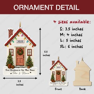 Pu&ograve; includere: Un ornamento natalizio a forma di casa con tetto rosso, pareti bianche e porta d'ingresso. L'ornamento &egrave; largo 8,89 cm e alto 13,97 cm. Il testo sull'ornamento recita "First Christmas in Our New Home" e "Peter & Maria".