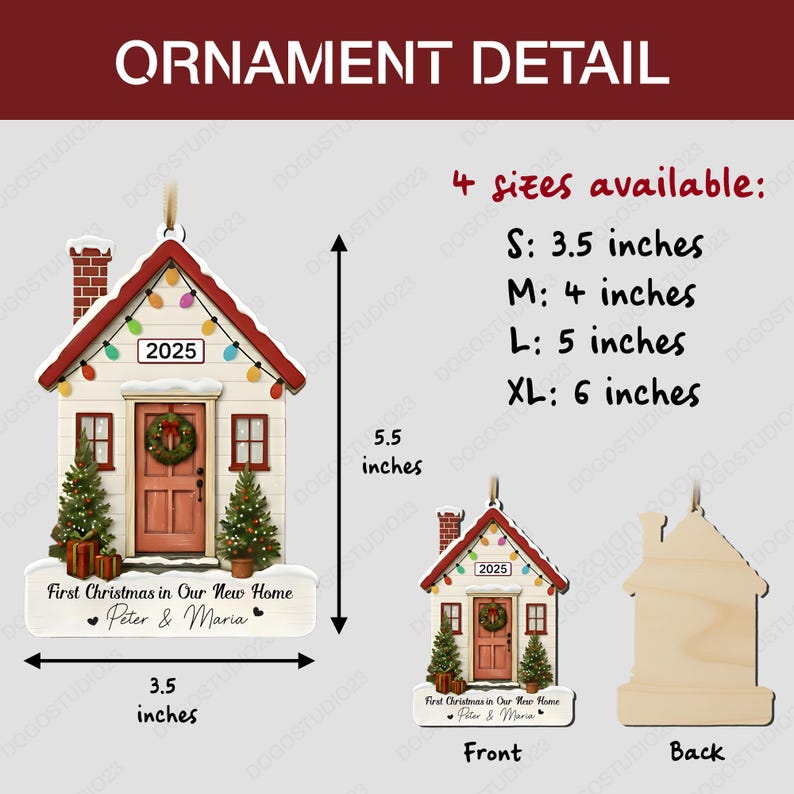 Pu&ograve; includere: Un ornamento natalizio a forma di casa con tetto rosso, pareti bianche e porta d'ingresso. L'ornamento &egrave; largo 8,89 cm e alto 13,97 cm. Il testo sull'ornamento recita "First Christmas in Our New Home" e "Peter & Maria".