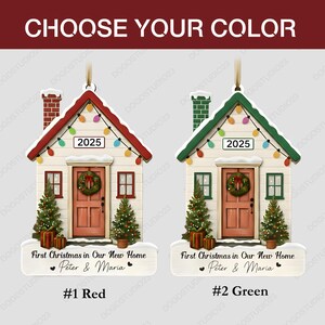 Pu&ograve; includere: Due decorazioni natalizie a forma di casa, una con il tetto rosso e l'altra con il tetto verde. Entrambe presentano una ghirlanda sulla porta, un albero di Natale e la scritta "2025". &Egrave; presente anche la scritta "First Christmas in Our New Home".