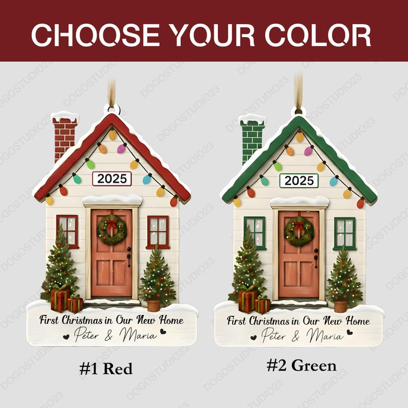 Pu&ograve; includere: Due decorazioni natalizie a forma di casa, una con il tetto rosso e l'altra con il tetto verde. Entrambe presentano una ghirlanda sulla porta, un albero di Natale e la scritta "2025". &Egrave; presente anche la scritta "First Christmas in Our New Home".