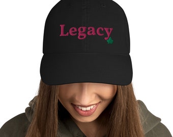 Znany również jako Dad Hat (stowarzyszenie Alpha Kappa Alpha)