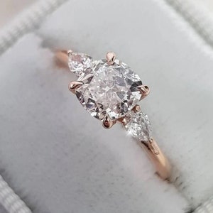 Anillo de compromiso de topacio moissanita incoloro de talla cojín, anillo de tres piedras, anillo de boda de diamantes de cojín, anillo de aniversario de plata de ley 925